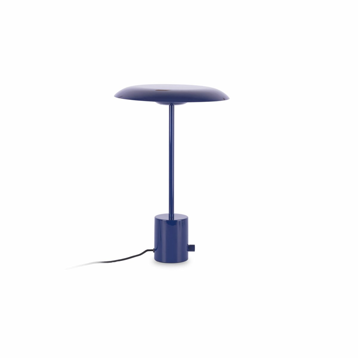 Hoshi 40cm Blå bordlampe Fra Faro Barcelona - Hoshi er en designerlampe med en slank silhuet, stabil base og integreret LED (12W, 2700K), der giver et varmt og behageligt lys.