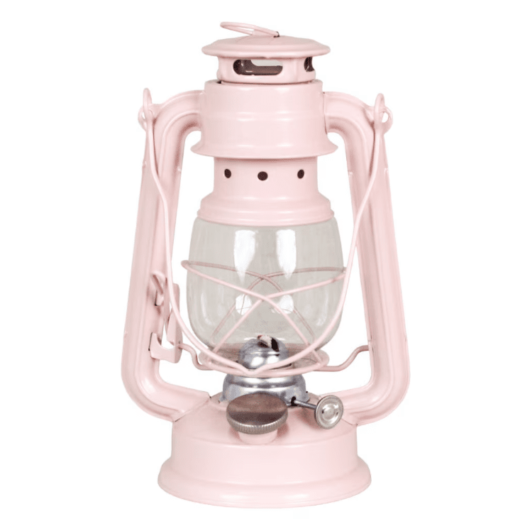Storm Lantern small Lyserød Fra Strömshaga - En petroleumslampe i klassisk design, der bliver en flot indretningsdetalje og giver et smukt sk&aelig;r b&aring;de inde og ude.