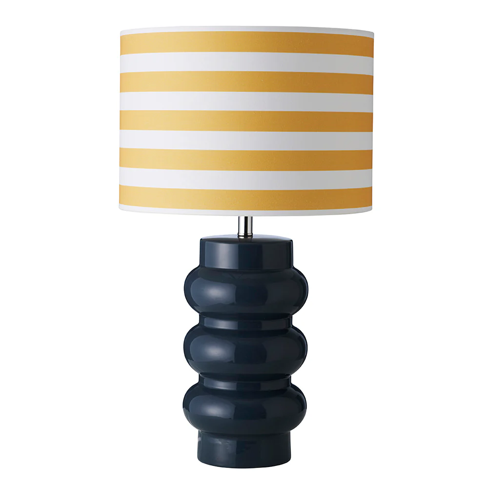 Lyon 56cm Blå bordlampe Fra Superliving - Med en dristigt designet brochure; keramisk fod og en stribet nuance i gul og hvid, Lyon kombinerer moderne stil med en retro-inspireret f&oslash;lelse.