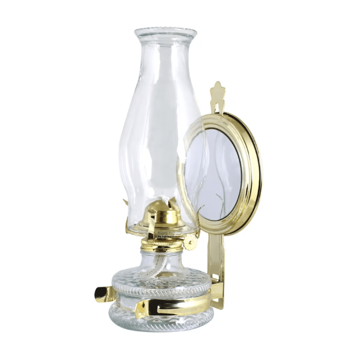 Kerosene wall lamp with mirror Gennemsigtig Fra Strömshaga - Stå i messing med et rundt lille spejl, der smukt reflekterer lyset.
