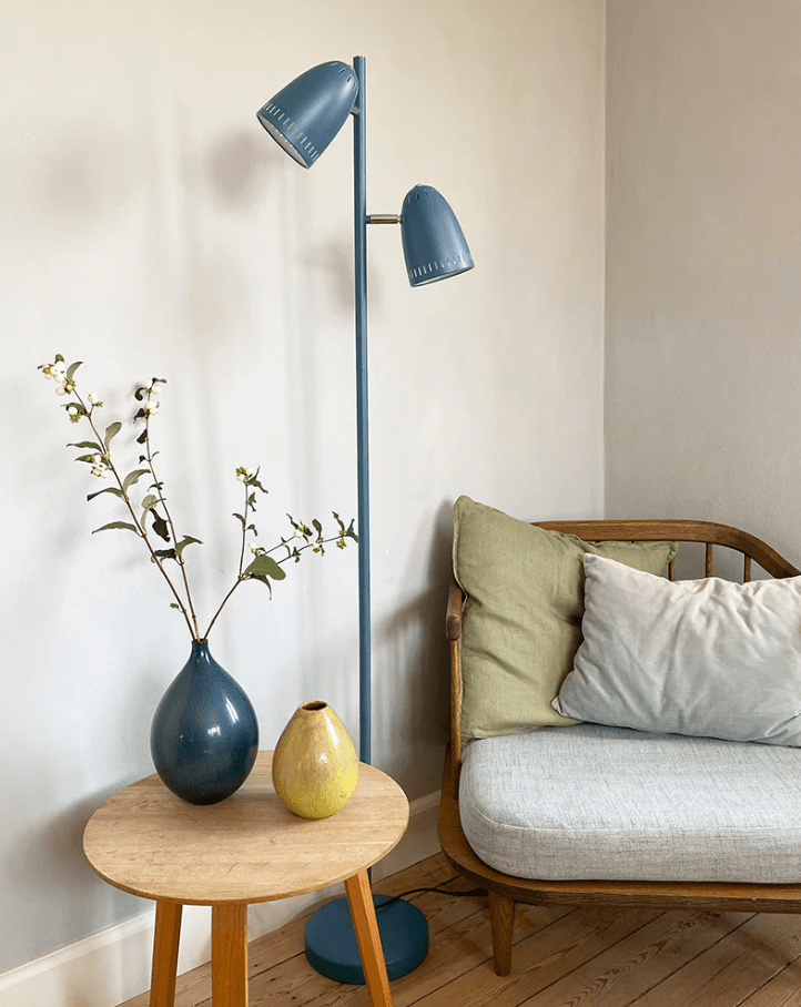 Dynamo 2 Blå gulvlampe Fra Superliving - Dynamo gulvlampe i mat metal i en d&aelig;mpet bl&aring; farve har to justerbare sk&aelig;rme, hvilket g&oslash;r den b&aring;de funktionel og stilfuld.