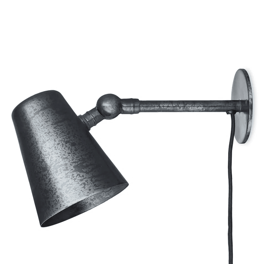 Vala Antik sort læselampe Fra H. Skjalm P - For eksempel langs k&oslash;kkenv&aelig;ggen, som natlampe i sovev&aelig;relset, i entreen eller p&aring;; kontoret.