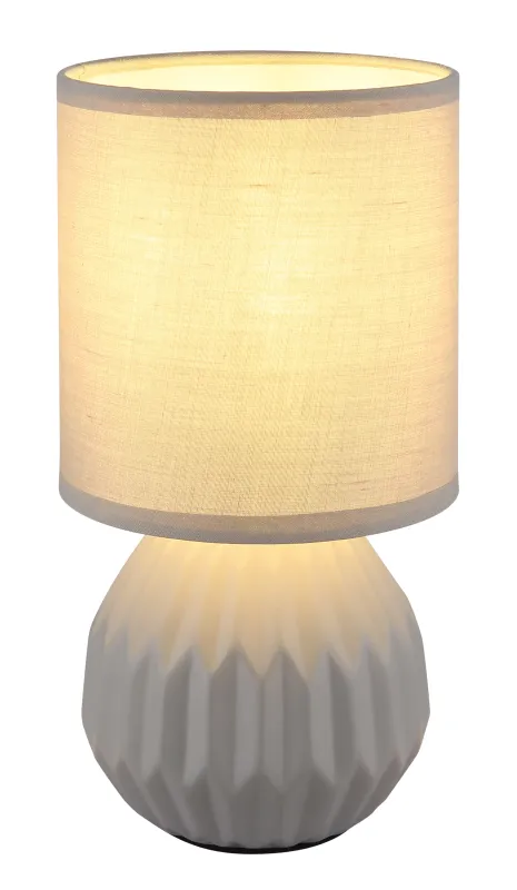 Sylas 23cm Grå bordlampe Fra Globo Lighting - Den rundade keramiska basen i elegant gr&aring;tt och den matchande cylindriska textilsk&auml;rmen skapar en harmonisk och modern estetik.