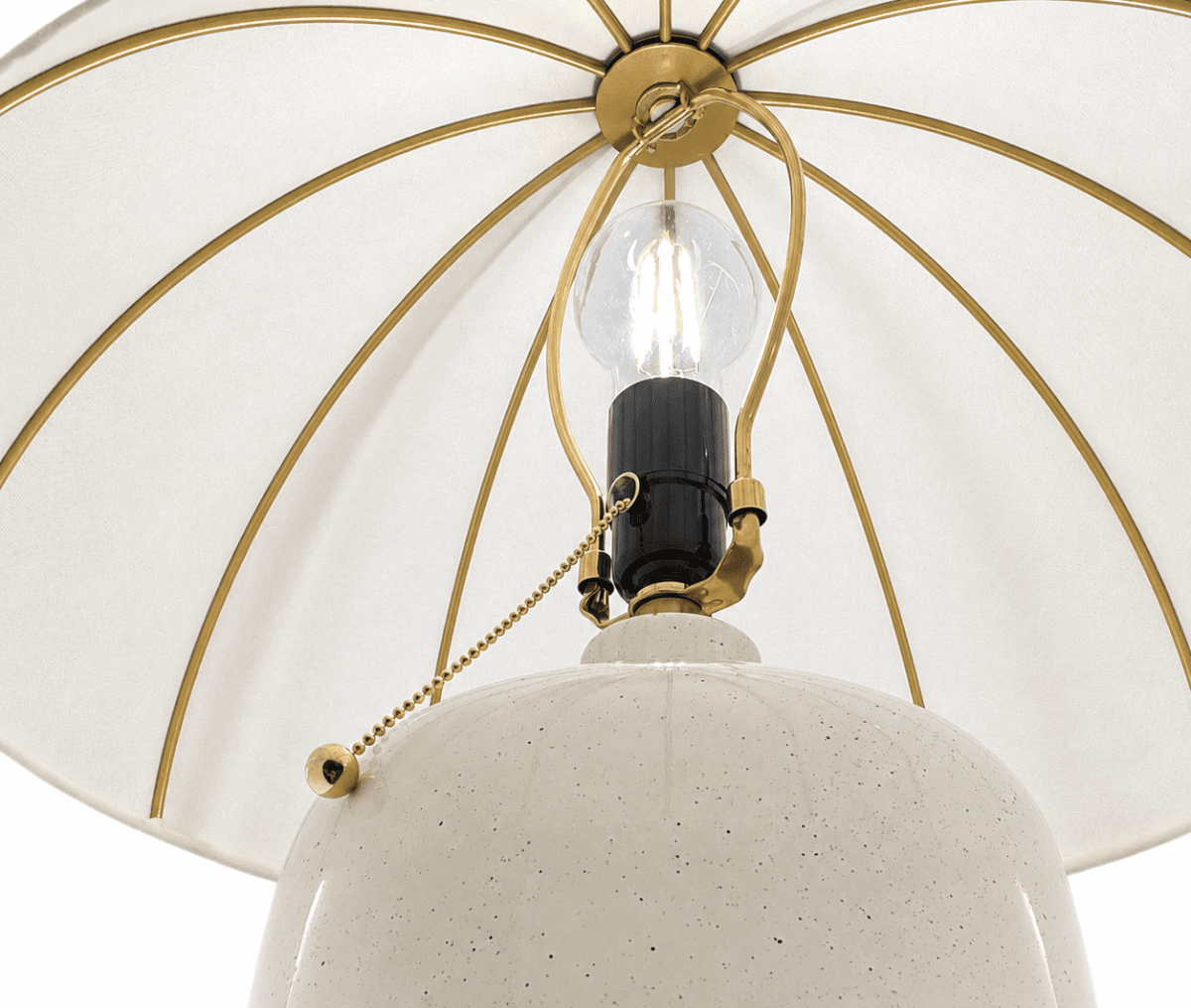 Crosby 70cm Cremet hvid bordlampe Fra Elstead Lighting - Designet er inspireret af klassiske parasoller og suppleres af en hv&aelig;lvet lampesk&aelig;rm i tyndt, let stof.