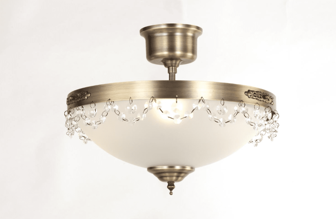 Fanny Ø36 Antik messing plafond Fra Norrsken Design - De håndskårne Klasse 1 K9-krystaller giver et sofistikeret touch, der fremhæver rummets elegance.
