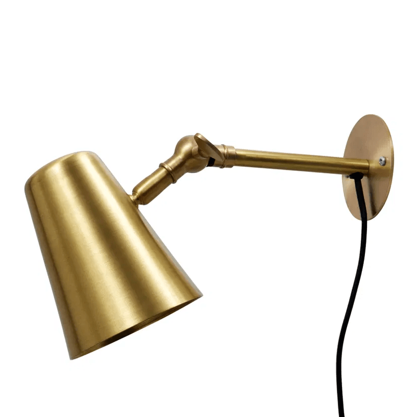 Vala Flex Mat messing læselampe Fra H. Skjalm P - Vala Flex v&aelig;glampen i mat messing er en stilfuld og funktionel lampe med justerbar arm og sk&aelig;rm, som g&oslash;r den ideel til at rette lyset derhen, hvor der er brug for det.