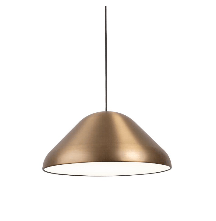 Enna Ø43 Messing loftslampe Fra Airam - Den store og afrundede pendel i metal med messingfinish passer til mange typer interi&oslash;r og som spisebordslampe.