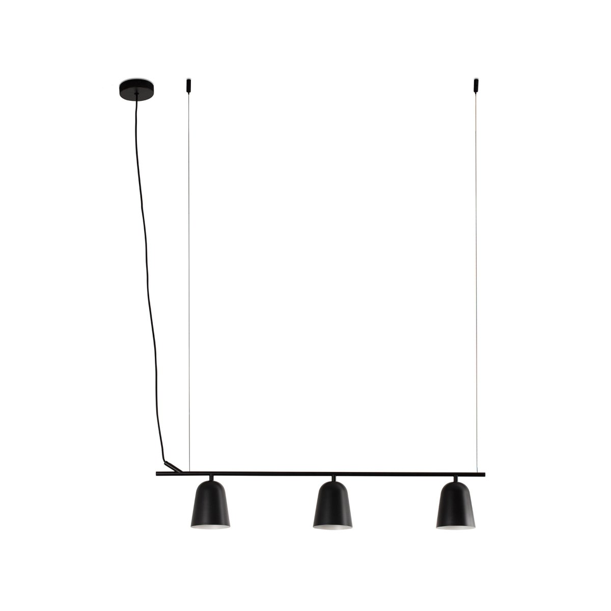 Studio 92cm Sort loftslampe Fra Faro Barcelona - Studio er en stilfuld pendellampe designet af Nahtrang, inspireret af 1950'ernes tidl&oslash;se designsprog i en moderne fortolkning.