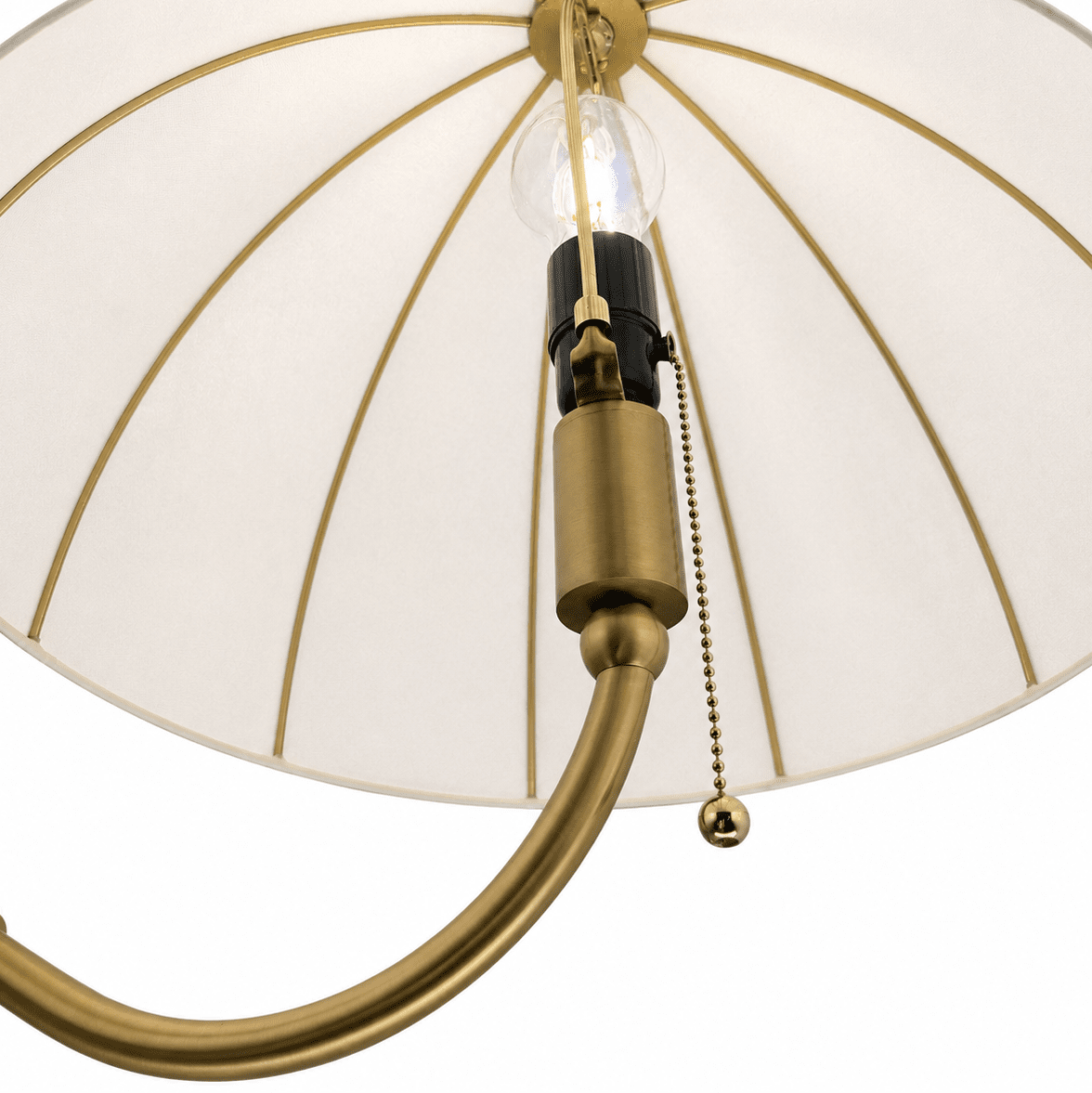 Crosby Børstet guld gulvlampe Fra Elstead Lighting - Metalstellet har en b&oslash;rstet guldfinish og en bl&oslash;dt buet arm, der giver lampen et karakteristisk udtryk.