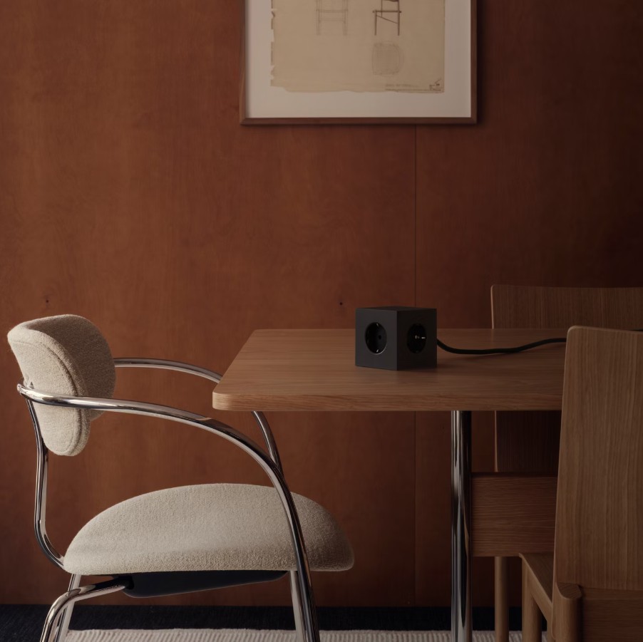 Square 1 with 30W Dual USBC & Magnetic base, 3m Sort Fra Avolt - Str&oslash;mskinne fra Avolt med et stilfuldt design med en lang PVC-ledning, en terning lavet af genbrugsplast og en magnetisk plade i bunden, s&aring; den kan h&aelig;nges p&aring; v&aelig;ggen.