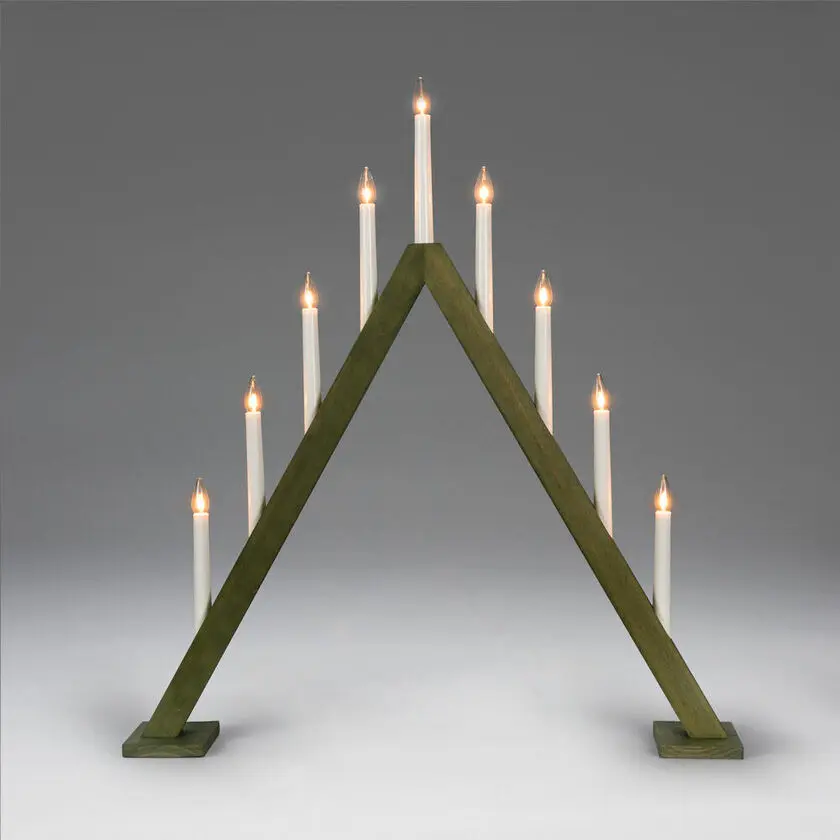 Wooden Candelabra 9 Lights Grøn Fra Konstsmide - Passer lige s&aring; godt i det moderne hjem som i det rustikke.
