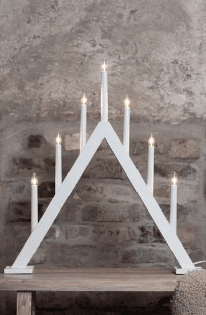 Ariele Hvid Fra Markslöjd - Stilfuld klassisk adventslysestage i hvid med 7 lys.