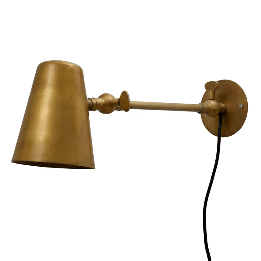 Vala Long 42cm Rå messing væglampe Fra H. Skjalm P - Den passer perfekt i entr&eacute;en, langs k&oslash;kkenbordet eller som sengelampe.