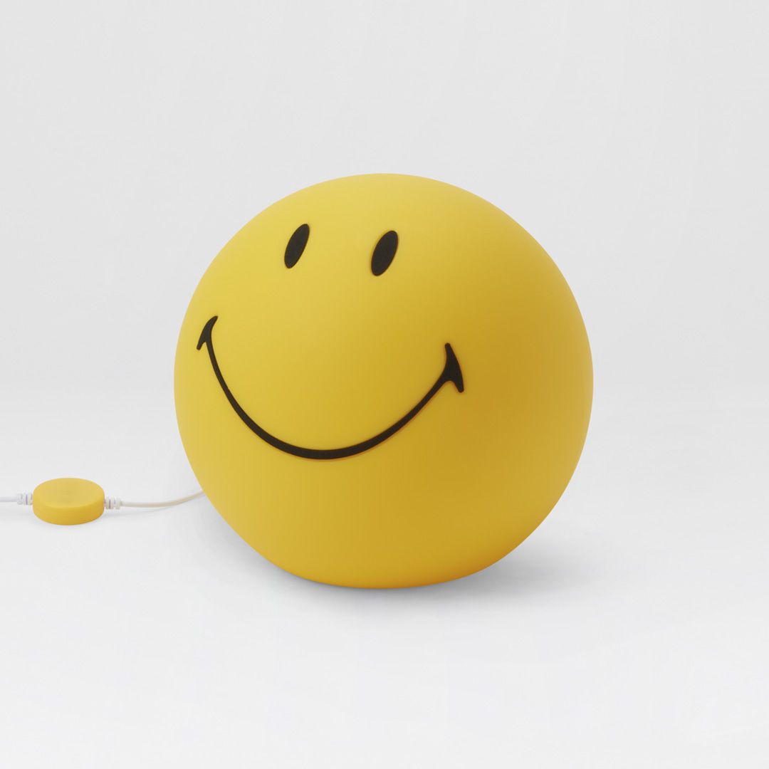 Smiley Star Light Gul børnelampe Fra Mr Maria - Smiley, kendt og elsket for sine historier og sit stilrene udtryk, bliver en unik og beroligende detalje i rummet.