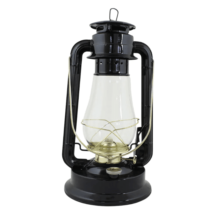 Storm Lantern big Sort Fra Strömshaga - En petroleumslampe i klassisk design, der bliver en flot indretningsdetalje og giver et smukt sk&aelig;r b&aring;de ude og inde.