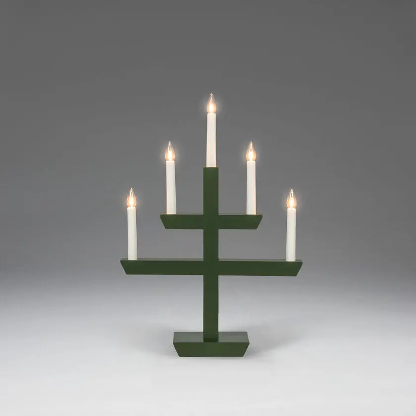 Wooden Candelabra 5 Lights Mørkegrøn Fra Konstsmide - En tidl&oslash;s indretningsdetalje, der spreder et varmt sk&aelig;r og passer perfekt i vinduet i adventstiden, eller som stemningsbelysning &aring;ret rundt.
