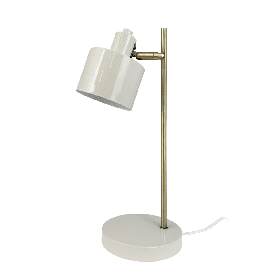 Ocean 43cm Beige skrivebordslampe Fra Dyberg Larsen - Med sin justerbare lampeskærm kan lyset nemt tilpasses til dine behov, hvilket skaber en behagelig atmosfære og farvestrålende i dit hjem.