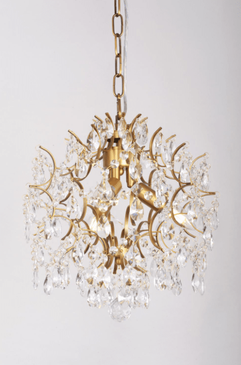 Kate Ø35 Børstet messing krystal Fra Norrsken Design - Med sine strålende håndskårne Klasse 1 K9-krystaller og en gylden finish reflekterer den lyset på&aring; en magisk måde og skaber en uforglemmelig atmosfære.