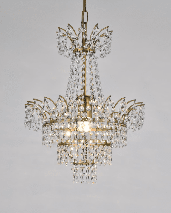 Estelle Ø35 Antik messing krystal Fra Norrsken Design - Kombinationen af antik messing og funklende krystaller skaber en tidløs elegance, der gør denne krystallysekrone til et perfekt omdrejningspunkt i dit hjem.