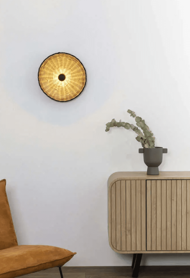 Costas Ø40 Natur væglampe Fra Faro Barcelona - Costas er en moderne v&aelig;glampe med sin naturlige rattansk&aelig;rm og stilfulde udtryk.