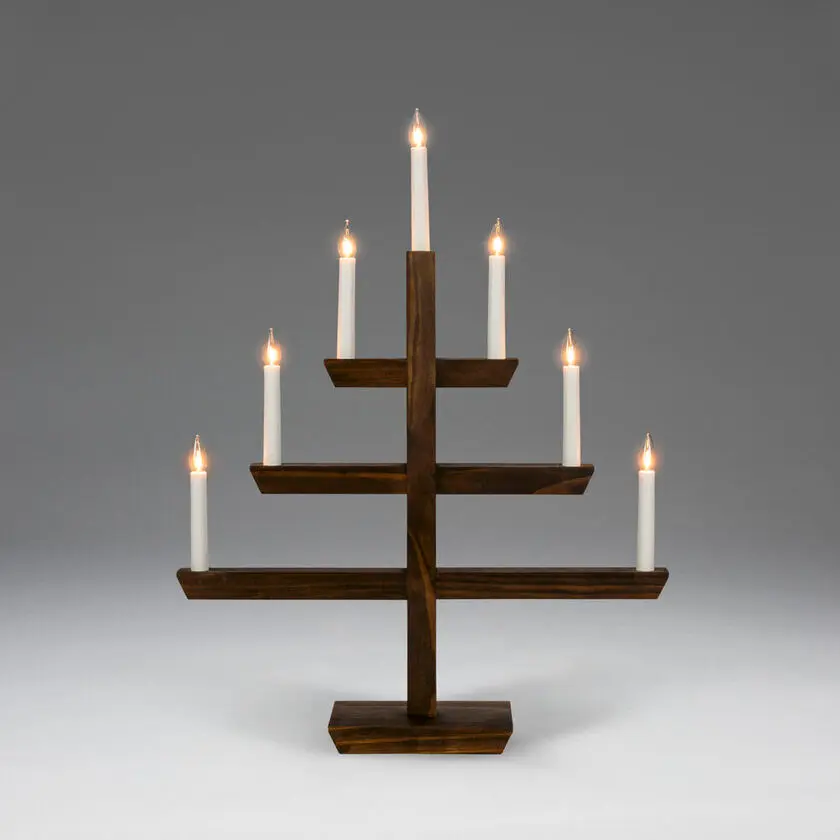 Wooden Candelabra 7 Lights Brun plet Fra Konstsmide - Moderne lysestage i brunbejdset tr&aelig;&auml; med et stilrent design og syv smukt skinnende lys.