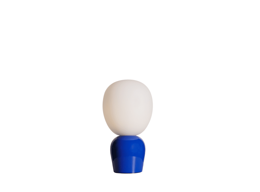 Buddy 34cm Blå bordlampe Fra Belid - Med sin j&aelig;vne gl&oslash;d og sofistikerede design bliver Buddy en naturlig del af hjemmet, en ledsager, der spreder lys og karakter i generationer fremover.