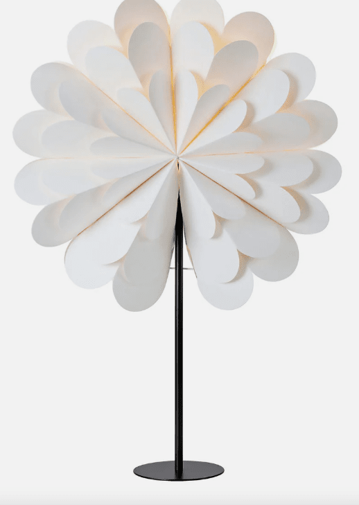 Maravilla Ø45 Hvid Fra Markslöjd - Det foldede papir giver en blød og varm lyseffekt, der skaber en atmosfærisk atmosfære i rummet.