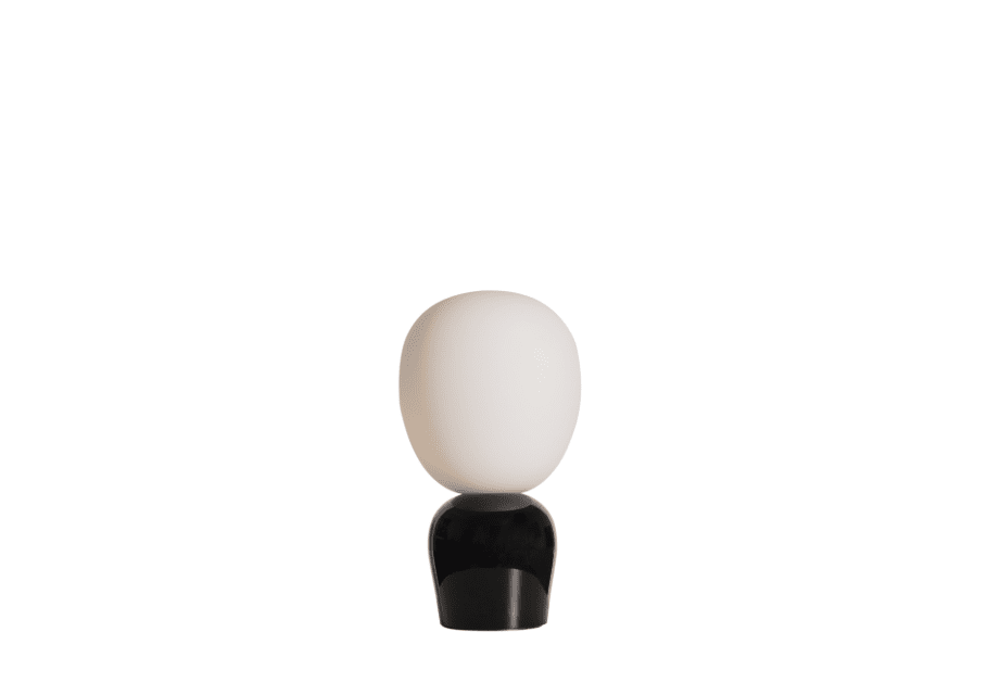 Buddy 34cm Sort bordlampe Fra Belid - Med sin j&aelig;vne gl&oslash;d og sofistikerede design bliver Buddy en naturlig del af hjemmet, en ledsager, der spreder lys og karakter i generationer fremover.