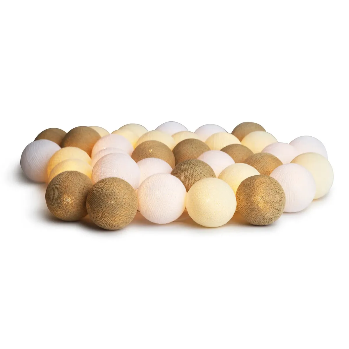 Irislights Creamy White 35-lights Beige Fra Irislights - Lysk&aelig;den er lavet af plastik og har h&aring;ndlavede kugler i bomuld og polyester, der giver et dejligt bl&oslash;dt lys, n&aring;r den er t&aelig;ndt.