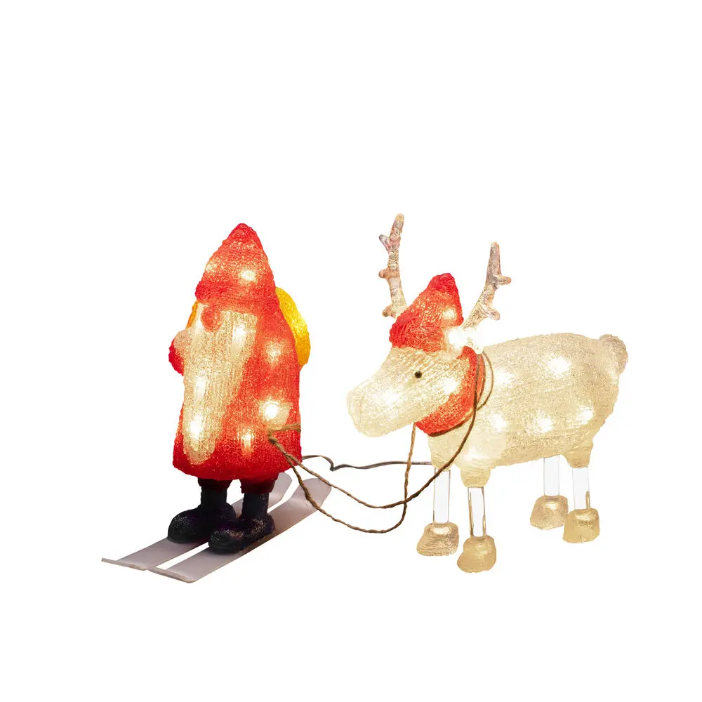Tomte med ren akryl RØD Fra Konstsmide - Med 40 varme hvide LED-lys og detaljer som ski og julemandshue spreder figurerne b&aring;de humor og julestemning.