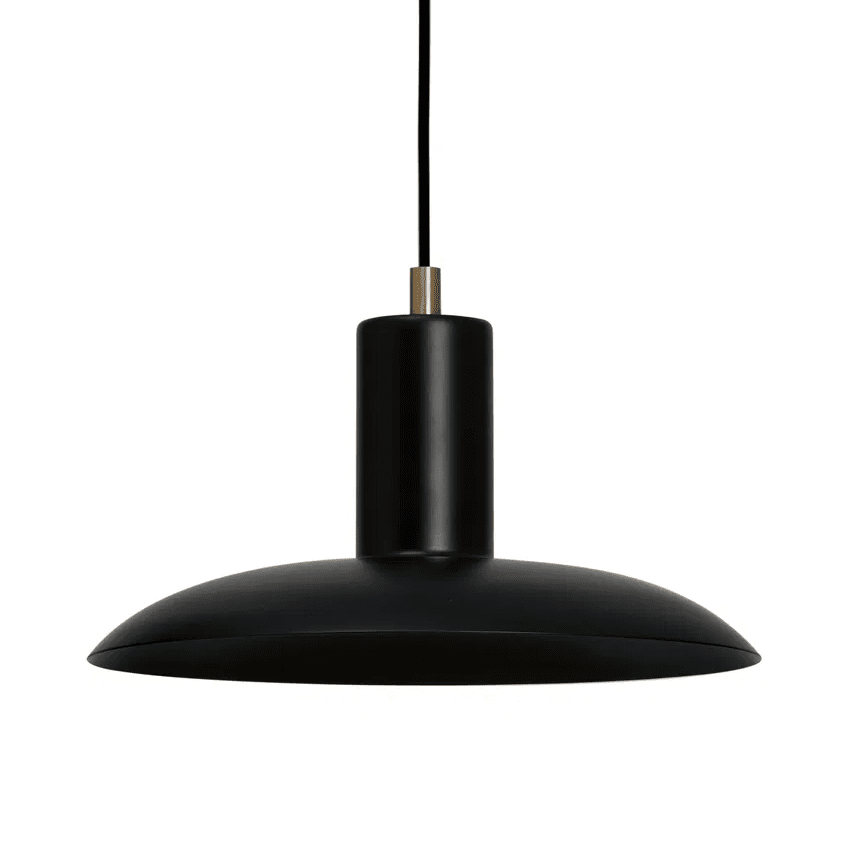 Vega Ø25 Sort loftslampe Fra H. Skjalm P - Vega pendel er en stilren lampe i matsort metal med messingdetaljer, der giver et bredt og blødt lys, som skaber en varm og indbydende atmosfære.