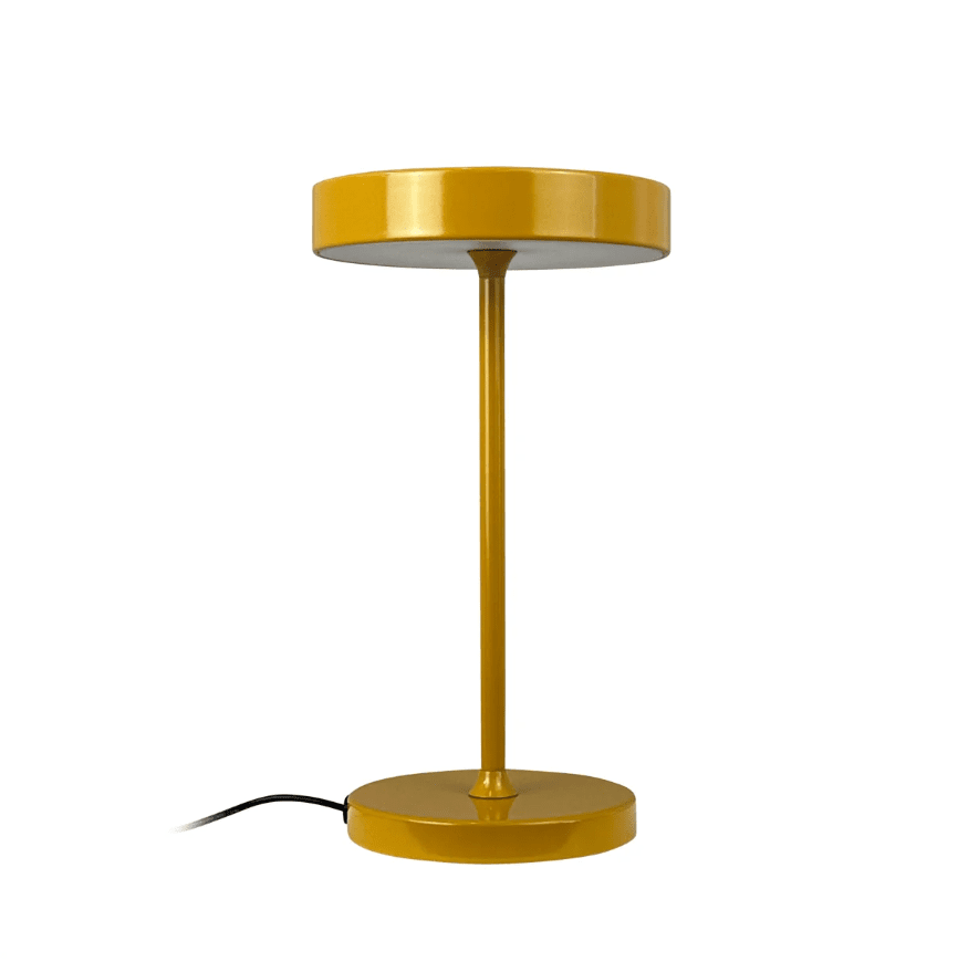 Starlight 25cm Karry bordlampe Fra Dyberg Larsen - Med inbyggd LED och tre ljusstyrkor, som dimras med 3-stegsdimmern p&aring; lamphuvudet, anpassar den sig enkelt efter olika behov &ndash; fr&aring;n st&auml;mningsfullt sken till fokuserat ljus.