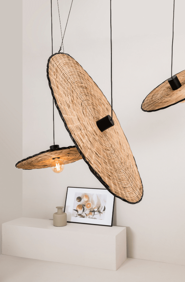 Costas Ø100 Natur loftslampe Fra Faro Barcelona - Med sin sk&aelig;rm i smuk rattan og en synlig lyskilde kombinerer designet et minimalistisk udtryk med en varm, middelhavsinspireret f&oslash;lelse.