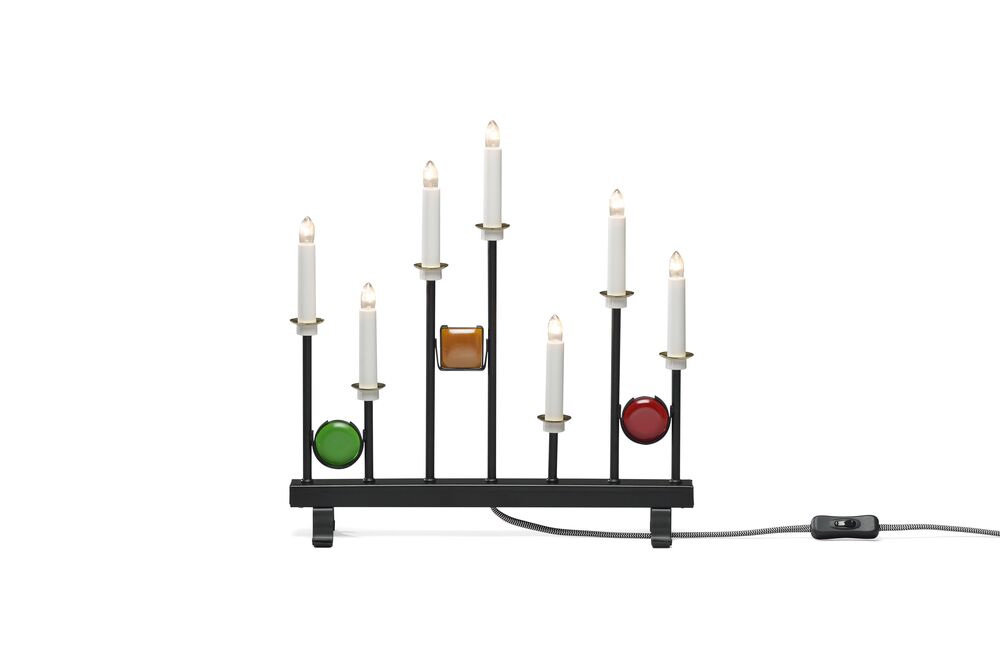 Candelabra 7 Lights Sort Fra Konstsmide - De syv lys er indrammet af dekorative farvede glasdetaljer i gr&oslash;n, r&oslash;d og rav, hvilket skaber en elegant og festlig atmosf&aelig;re.