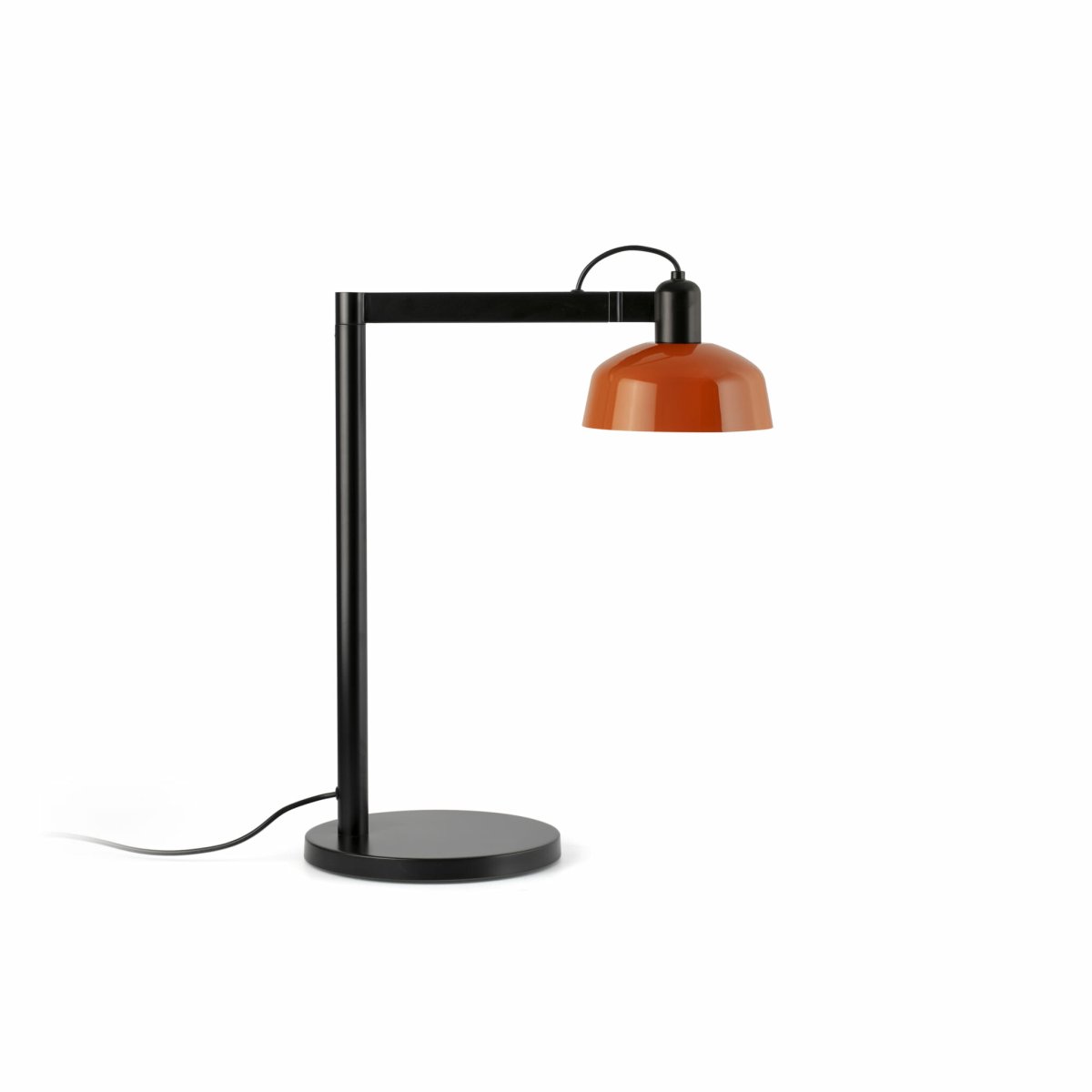 Tatawin 58cm Rød-orange skrivebordslampe Fra Faro Barcelona - Tatawin er en bordlampe med en sort struktur og en rød-orange metalskærm, der giver et rettet, fokuseret lys.