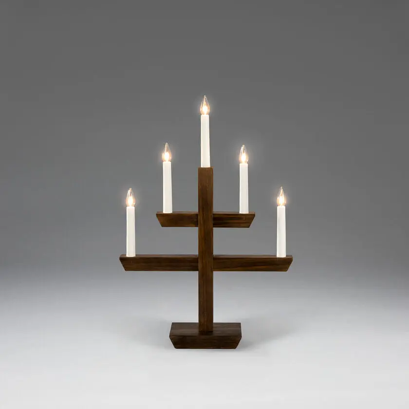 Wooden Candelabra 5 Lights Brun plet Fra Konstsmide - Moderne lysestage i brunbejdset tr&aelig;&auml; med et stilrent design og fem smukt skinnende lys.