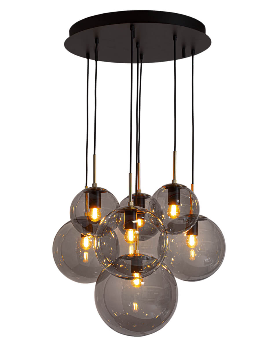 Laura Ø53 Røggrå loftslampe Fra By Rydéns - Denne lampe er lavet af mat sort metal med stilfulde messingdetaljer og udstr&aring;ler en tidl&oslash;s charme.