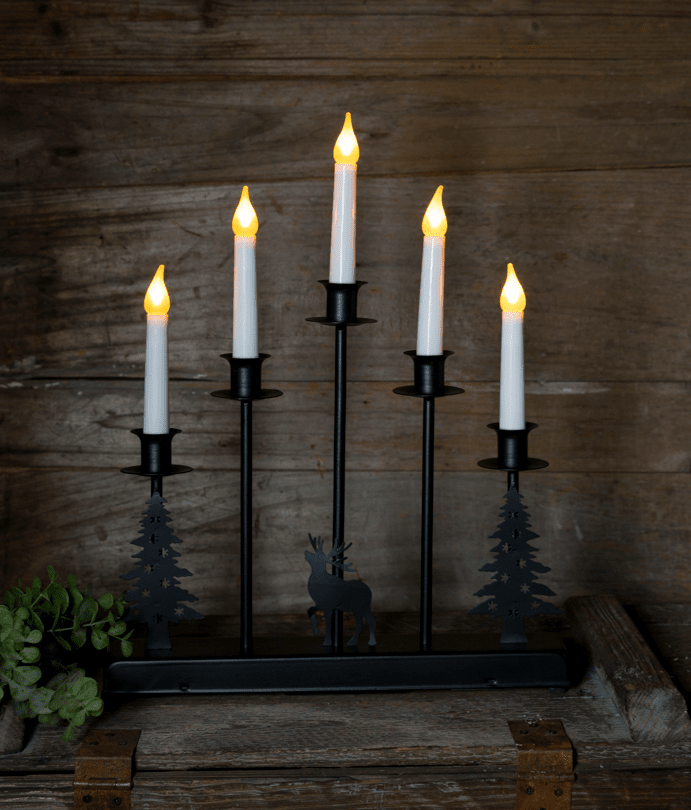 Hjort Sort Fra Pixie Design - Designet med hjorte- og grantr&aelig;er giver en rustik og naturlig f&oslash;lelse, perfekt til at skabe en hyggelig atmosf&aelig;re i hjemmet i vinterm&aring;nederne.