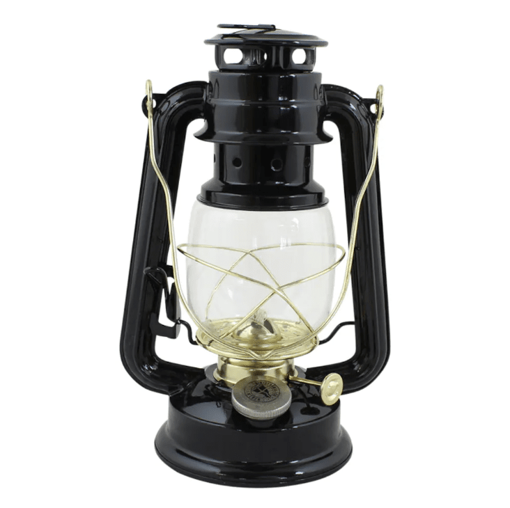 Storm Lantern small Sort Fra Strömshaga - En petroleumslampe i klassisk design, der bliver en flot indretningsdetalje og giver et smukt sk&aelig;r b&aring;de ude og inde.