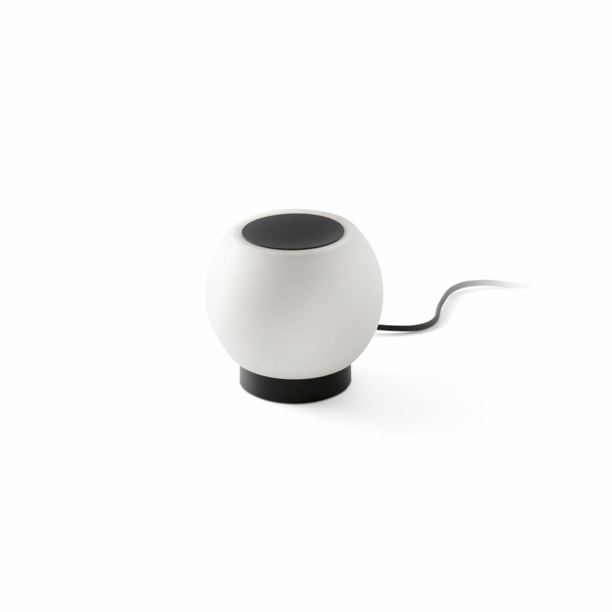 Moy 13cm Sort bordlampe Fra Faro Barcelona - Moy er en stilfuld, rund bordlampe i sort st&aring;l og hvidt glas, der giver et j&aelig;vnt og behageligt lys - perfekt til b&aring;de hjem og offentlige milj&oslash;er.