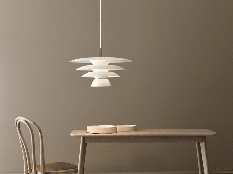DaVinci Ø43 Mat hvid loftslampe Fra Belid - Den specialdesignede sk&aelig;rm spreder et d&aelig;mpet og bl&oslash;dt lys, der skaber en behagelig atmosf&aelig;re, uanset om den placeres over spisebordet i k&oslash;kkenet eller som et dekorativt lyspunkt i stuen.