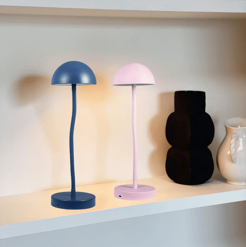 Fonzy 38cm Blå bærbar Fra Dyberg Larsen - Fonzy bordslampa &auml;r b&aring;de rolig och praktisk, och dess flexibilitet g&ouml;r den till ett perfekt val f&ouml;r den som vill ha en lampa som &auml;r b&aring;de funktionell och stilren.