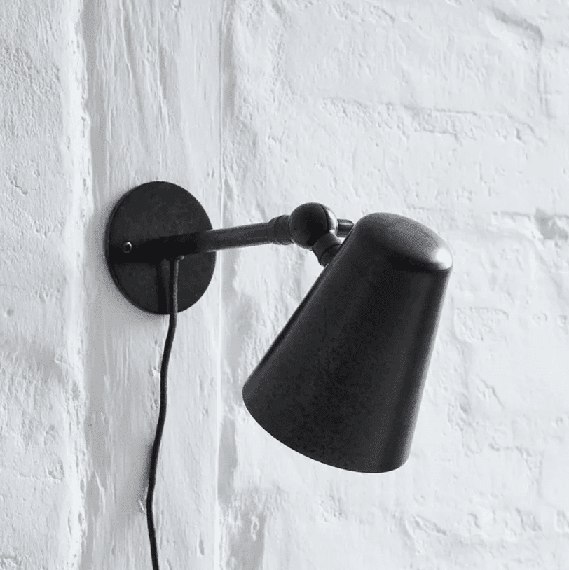 Vala Antik sort læselampe Fra H. Skjalm P - For eksempel langs k&oslash;kkenv&aelig;ggen, som natlampe i sovev&aelig;relset, i entreen eller p&aring;; kontoret.