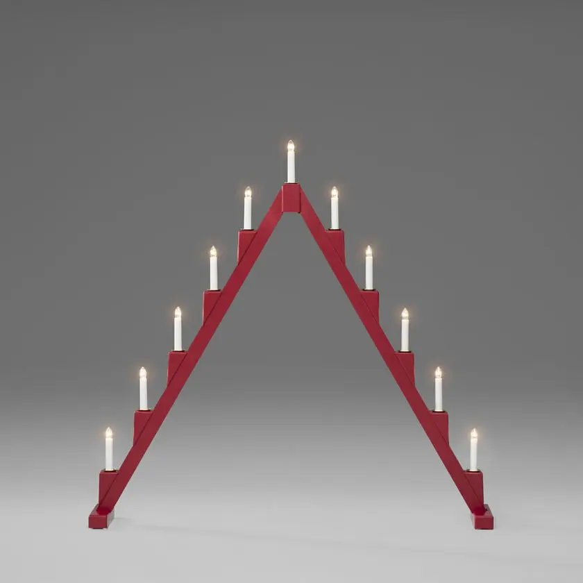 Candelabra 11 Lights RØD Fra Konstsmide - Foldbar elektrisk lysestage med 11 lys, lavet af r&oslash;dmalet tr&aelig;, dekoreret med messingringe rundt om hvert lys for et elegant pr&aelig;g.