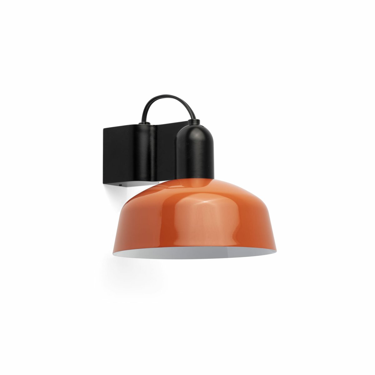 Tatawin Ø18 Rød-orange væglampe Fra Faro Barcelona - Tatawin er en v&aelig;glampe med en sort struktur og en r&oslash;d-orange metalsk&aelig;rm, der spreder et fokuseret lys.