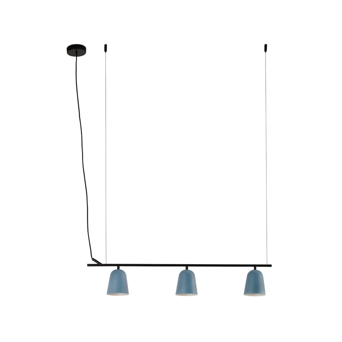 Studio 92cm Blå loftslampe Fra Faro Barcelona - Studio er en stilfuld pendellampe designet af Nahtrang, inspireret af 1950'ernes tidl&oslash;se designsprog i en moderne fortolkning.