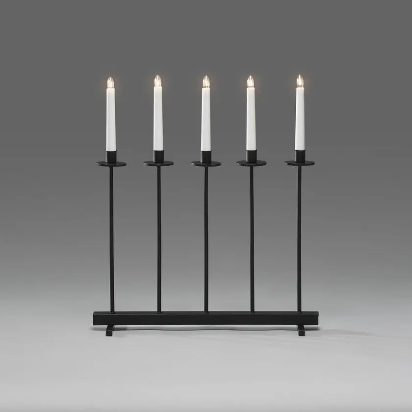 Candelabra 5 Lights Sort Fra Konstsmide - Giv dit hjem en moderne og stilfuld julestemning med denne eksklusive adventsstage i sortlakeret st&aring;l.