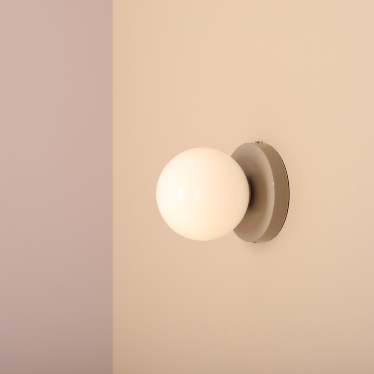 Ball Ø15 Beige væglampe Fra Artera - Det kompakte design gør den perfekt til mindre rum, samtidig med at den tilføjer en moderne elegance til din væg.