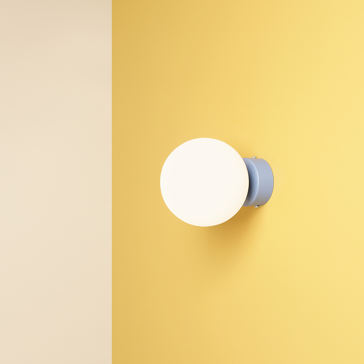 Ball Ø15 Blå væglampe Fra Artera - Det minimalistiske design gør, at lampen glider ind i både moderne og klassisk indretning, samtidig med at den tilbyder et effektivt lys, der forstærker stemningen i rummet.
