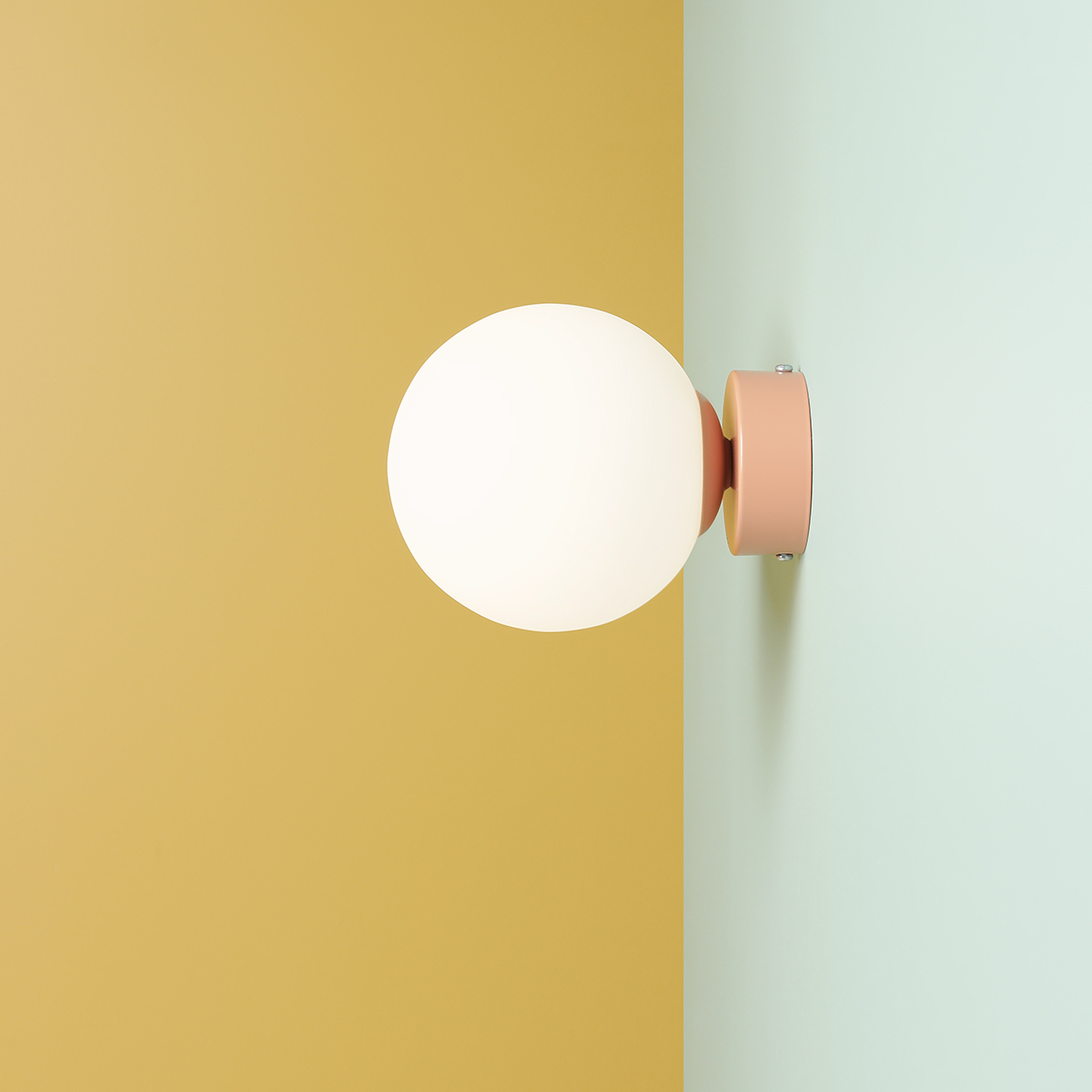 Ball Ø15 Koral væglampe Fra Artera - Det minimalistiske design gør, at lampen glider ind i både moderne og klassisk indretning, samtidig med at den tilbyder et effektivt lys, der forstærker stemningen i rummet.